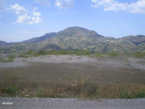 vue sur la colline beni ourtilane